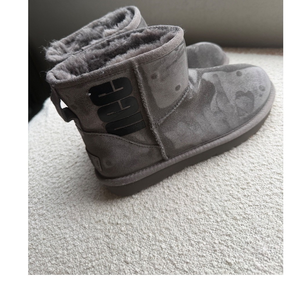 UGG Classic Mini Rubber Logo Grey Suede Boots Womens Size 6 1108231 Winter Ankle